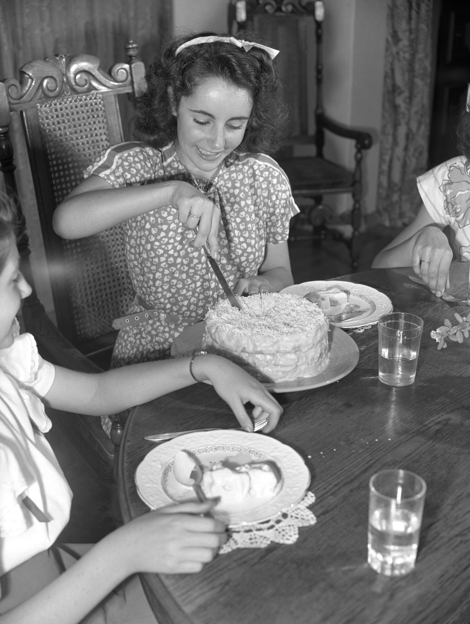 Elizabeth Taylor at the dining table in the familys Los Angeles home around 1947.